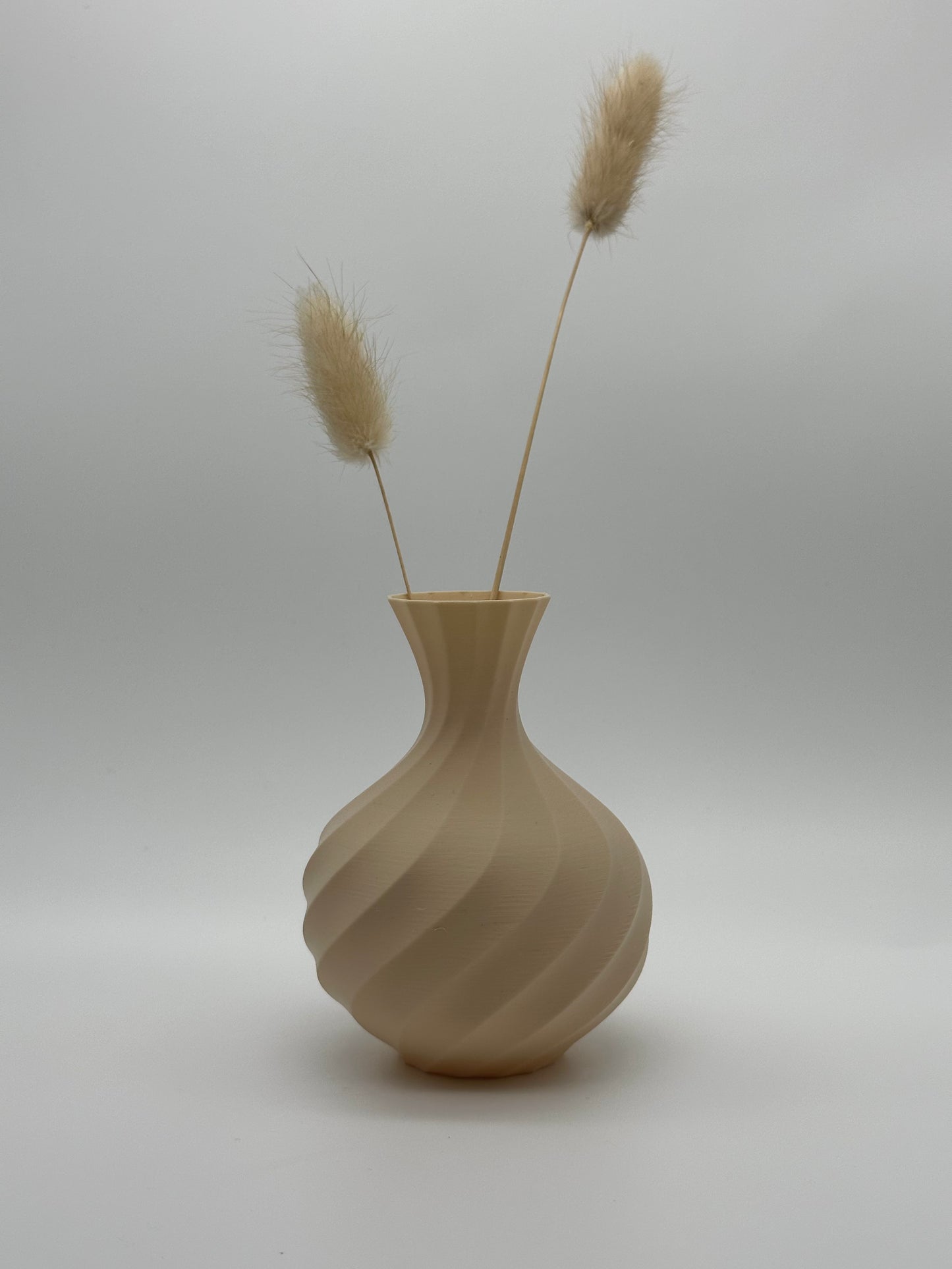 Dahlia in Beige with Horsetail